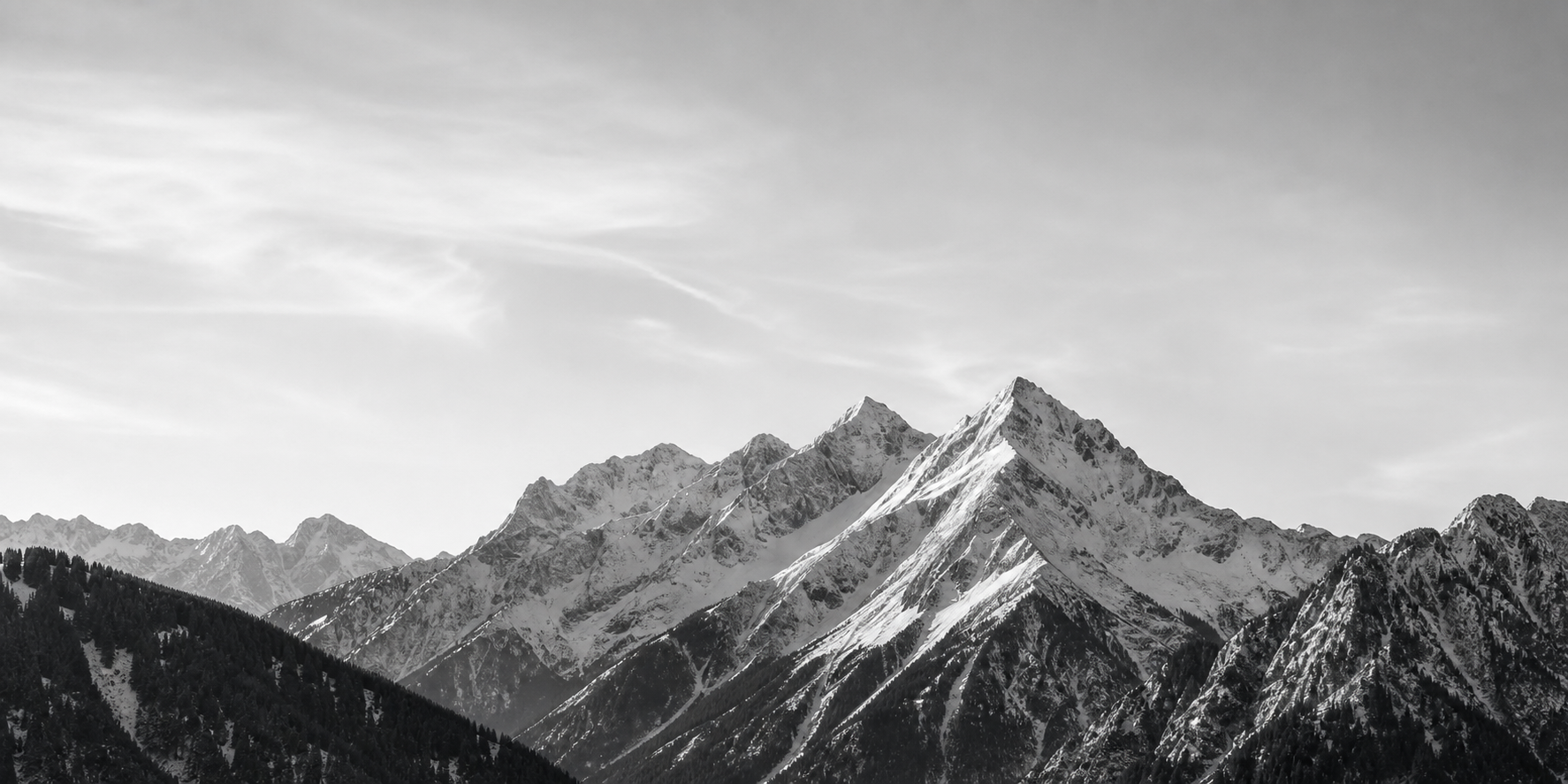 Schwarzweiße Berglandschaft als ruhiges Markenmotiv